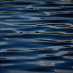 Wasserwellen mit Lichteffekten - dekoratives Motiv