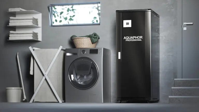 Aquaphor Wasserfilter neben Waschmaschine im Wäschebereich