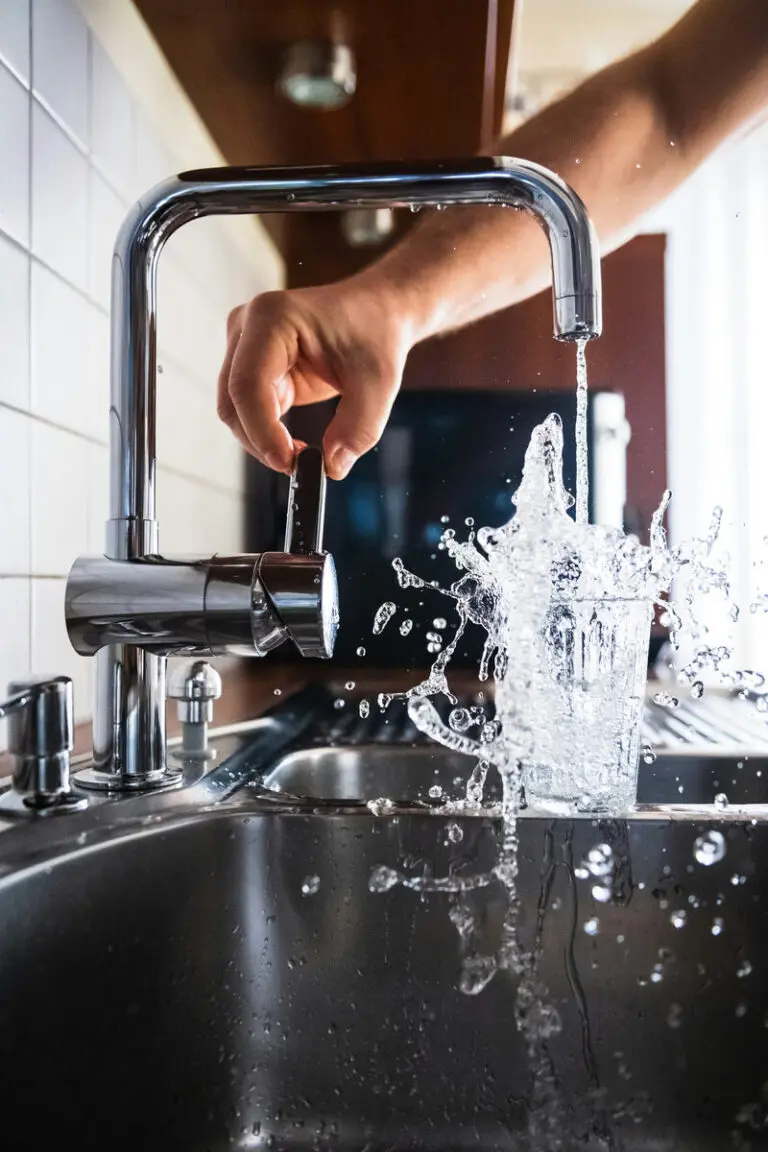 Frisches Trinkwasser spritzt aus modernem Wasserhahn