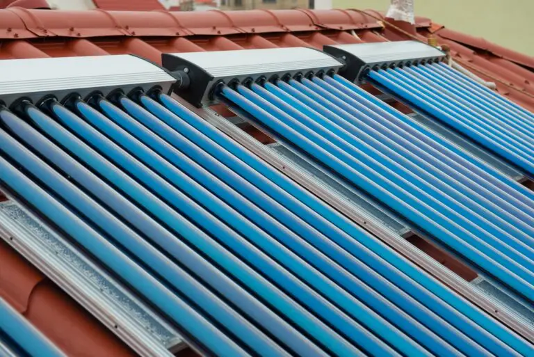 Solaranlage mit Rohren für Frostschutz-Flüssigkeit
