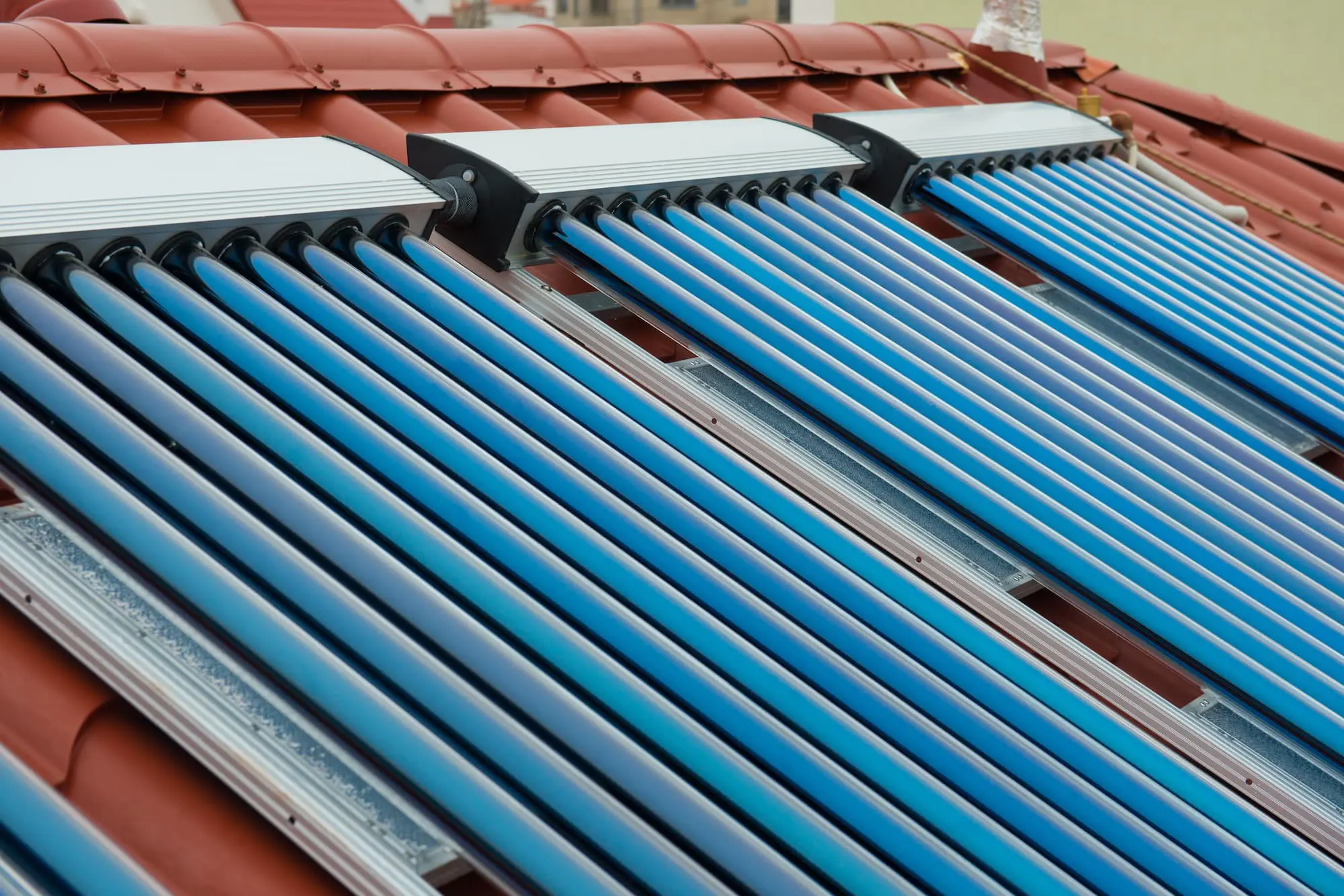 Solaranlage mit Rohren für Frostschutz-Flüssigkeit