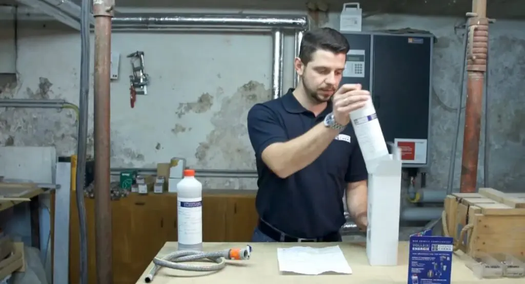 Wasserprobe in Versendungsbehälter für Laboranalyse