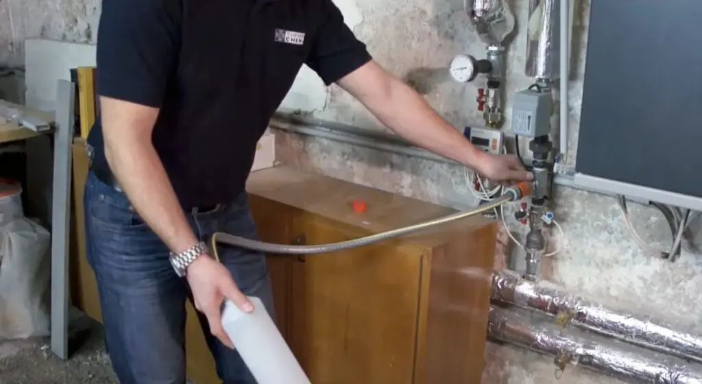 Wasserprobe aus Behälter für Laboranalyse entnehmen