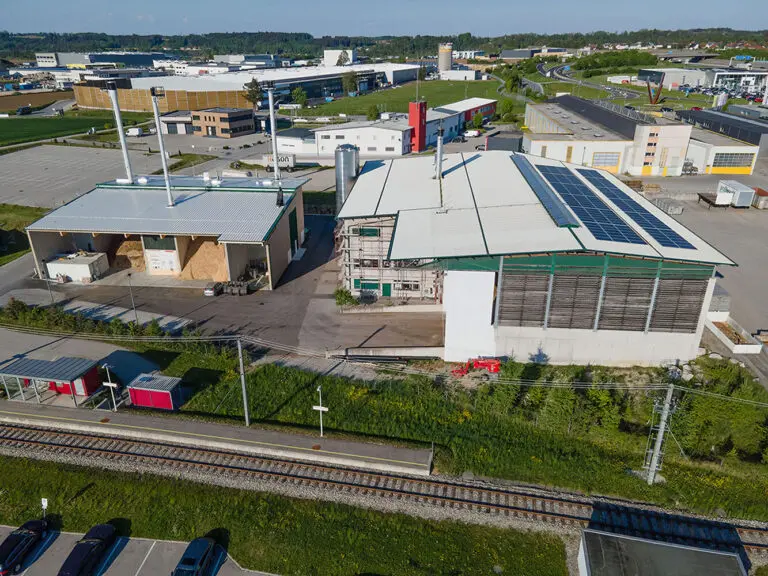 Nahwärme Vorchdorf mit Solarthermieanlage und Bahngleisen, Referenz Thermochema