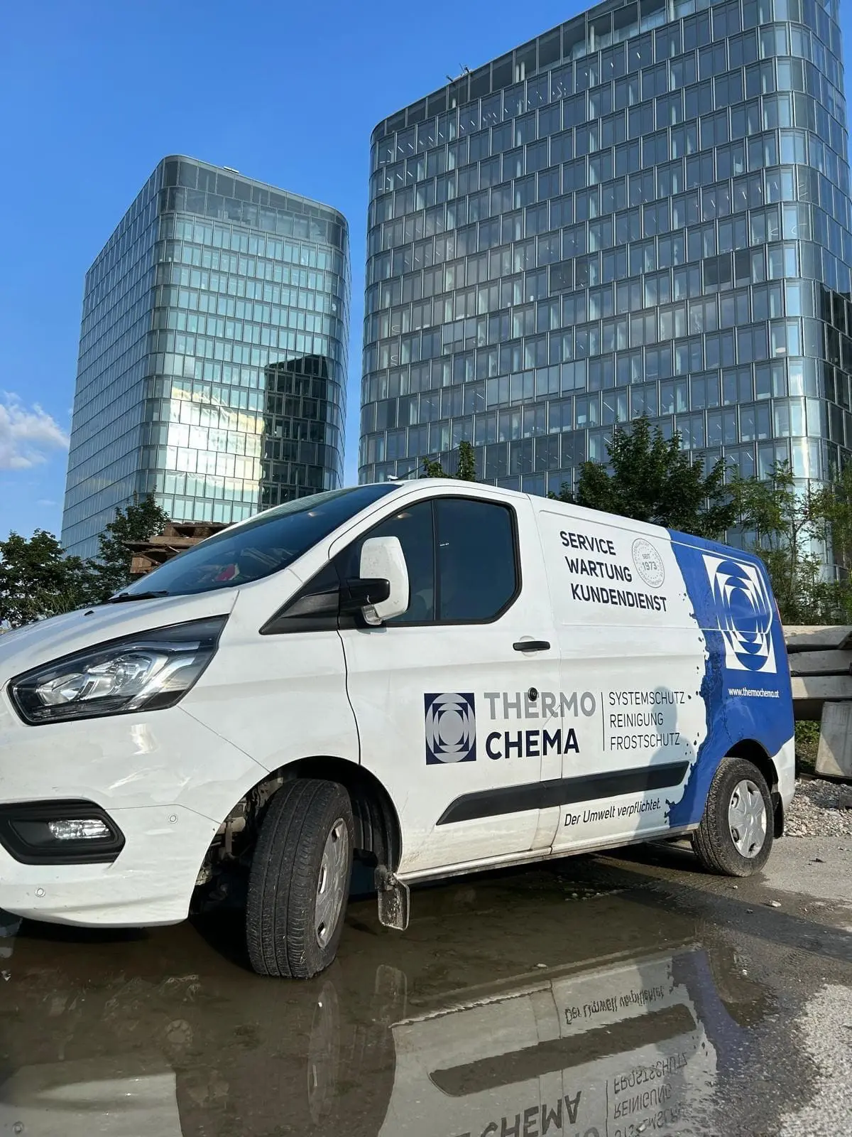 Thermochema Service-Fahrzeug vor Bürogebäude 2023