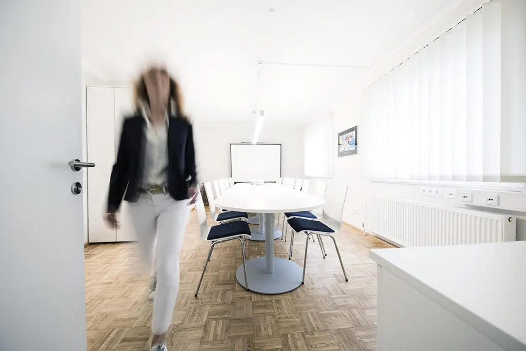 Mitarbeiterin im modernen Thermochema Büro