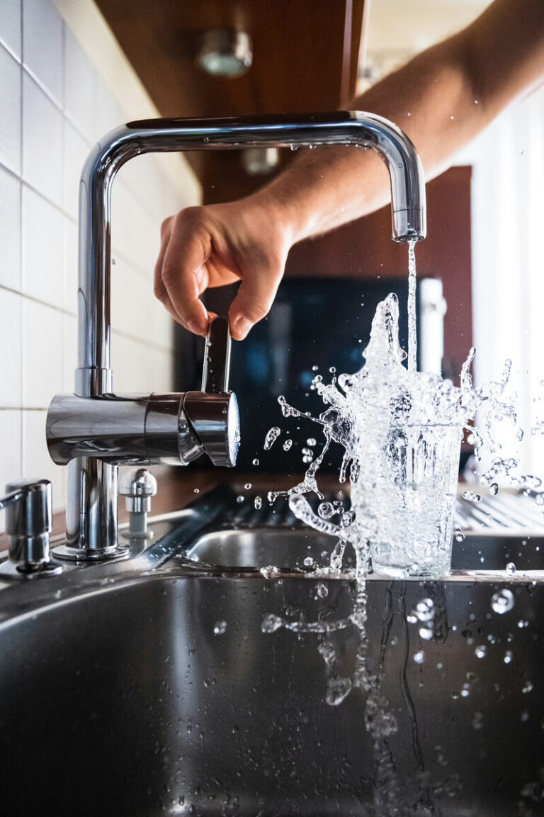 Frisches Trinkwasser spritzt aus modernem Wasserhahn