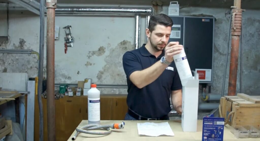 Wasserprobe in Versendungsbehälter für Laboranalyse