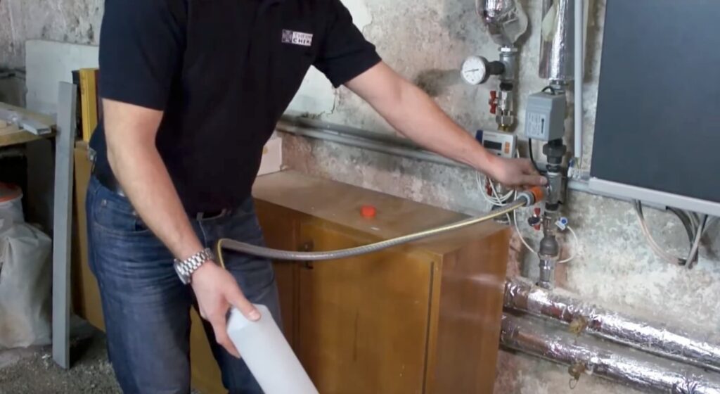 Wasserprobe aus Behälter für Laboranalyse entnehmen